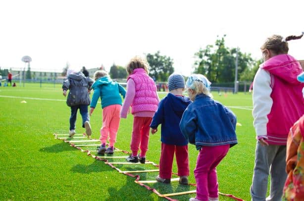 børn der leger er sjove at rejse med