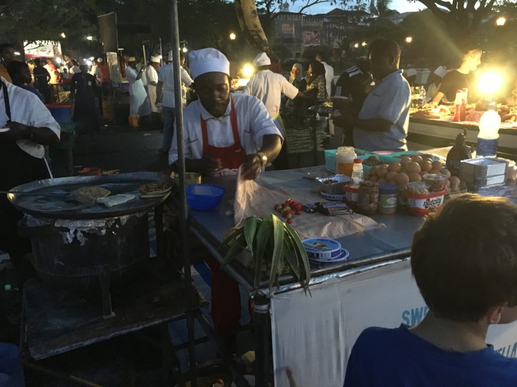 Det er spændende at kigge på de mange madvogne - og udvalget er stort