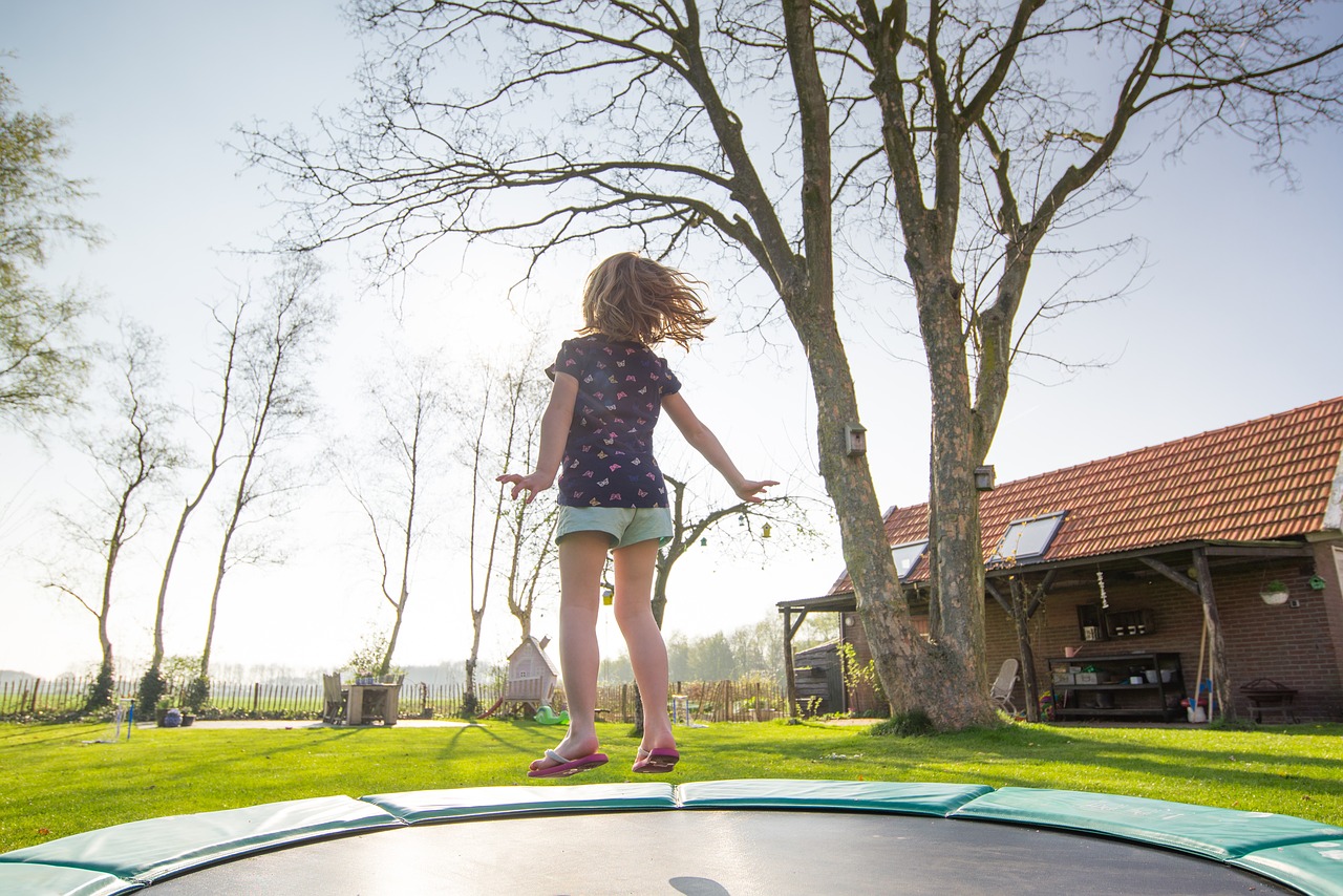 pige på nedgravet trampolin